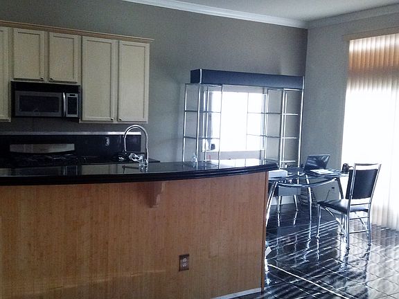 Modern Kitchen / Brkfst Nook