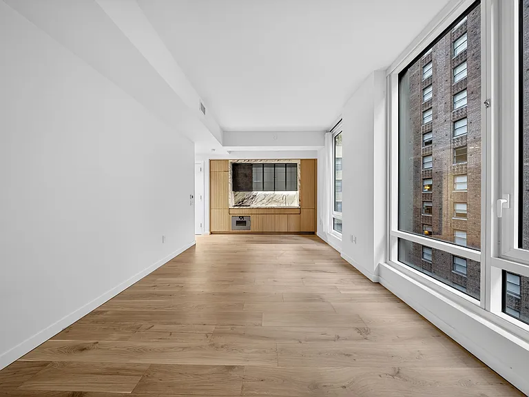 135 E 47th St #8B — Photo 3