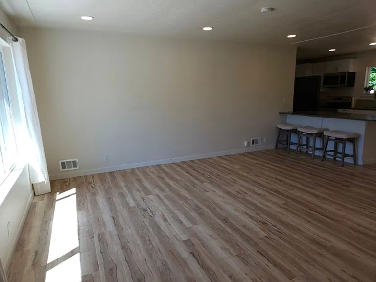 3994 Crestview Dr S — Photo 8