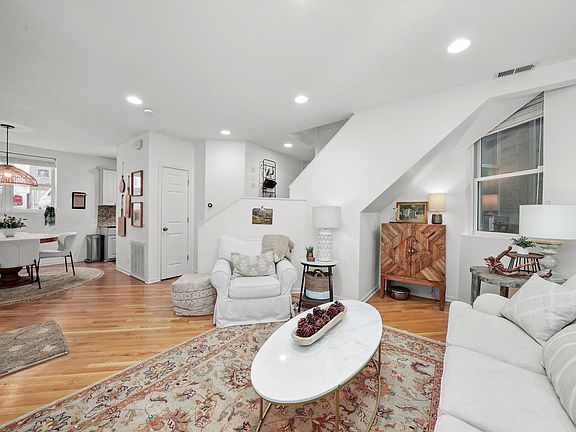 4th image of 2851 N Southport Ave APT B