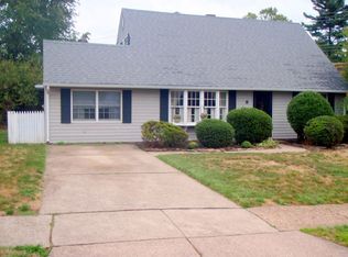 8 Parkside Cir, Levittown, PA 19056