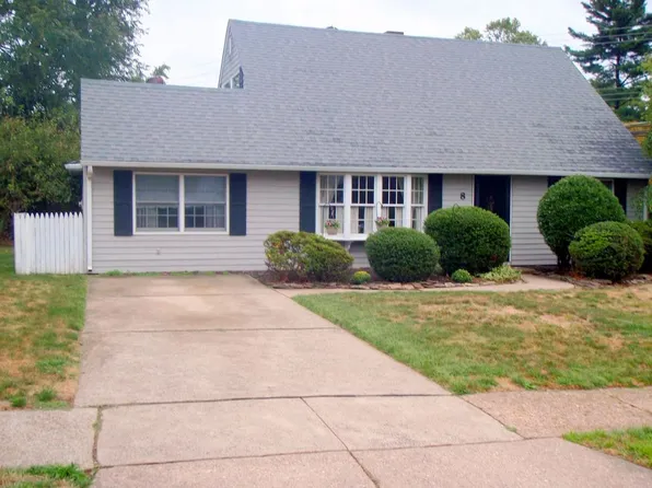 8 Parkside Cir, Levittown, PA 19056