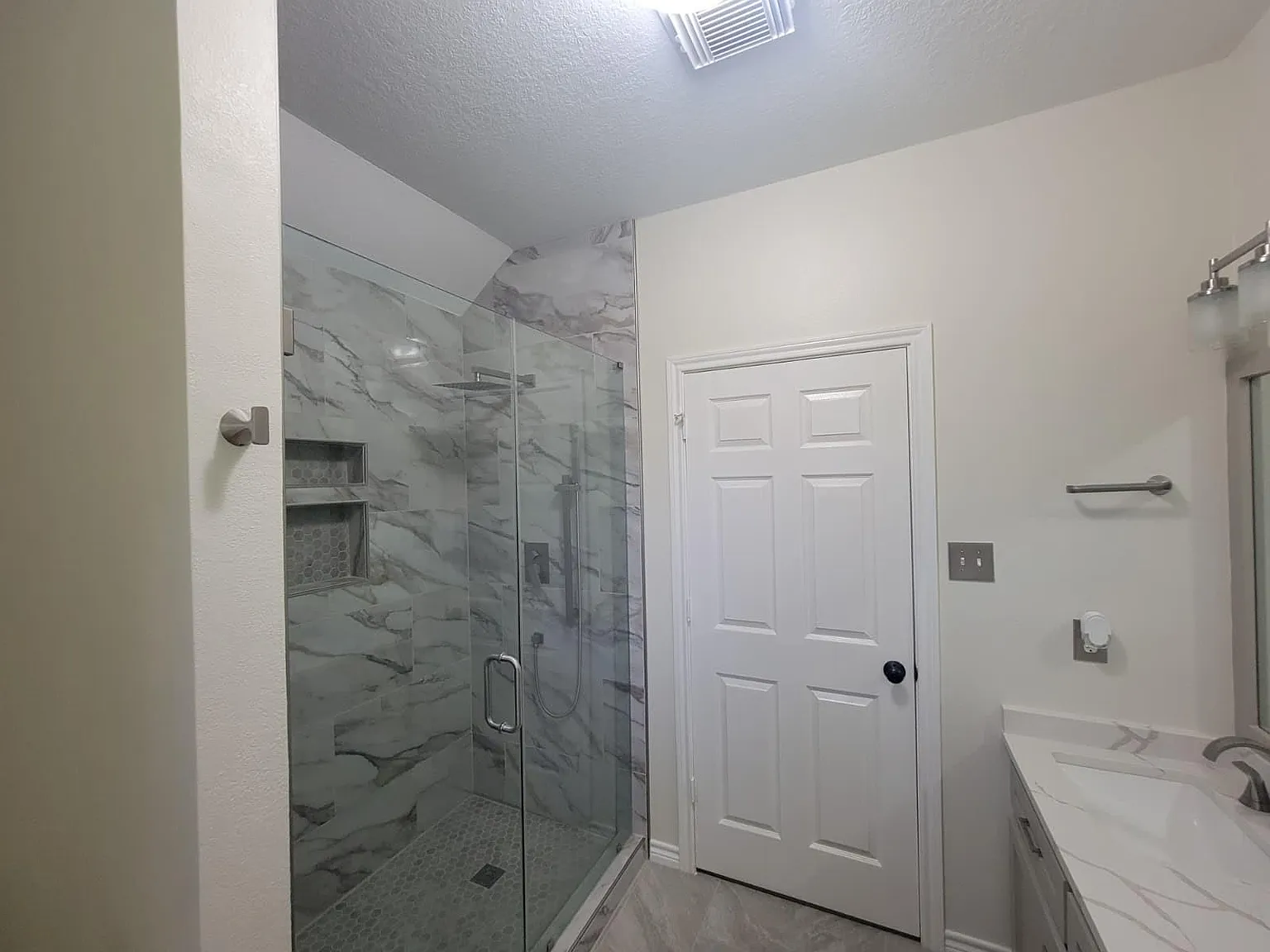 3 bed, 2.0 bath, 1327 sqft, $2,100 — Photo 3