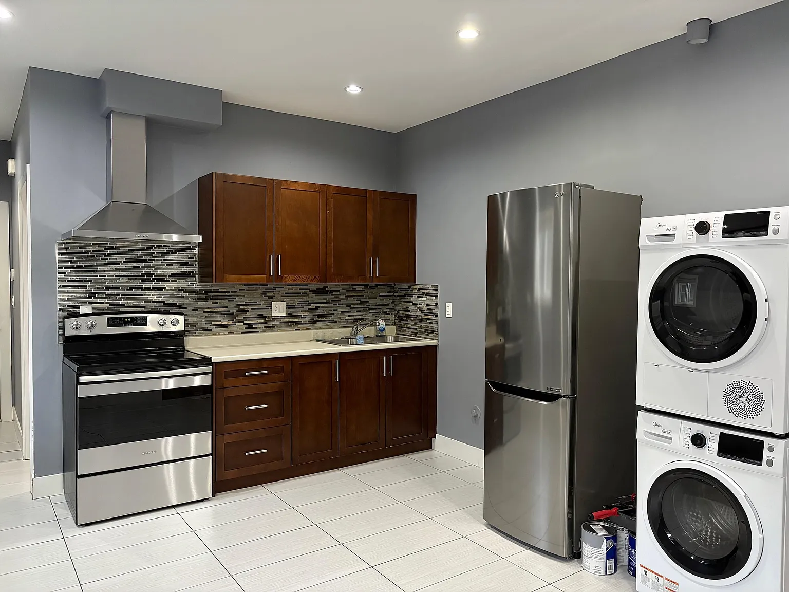 2 bed, 650 sqft, $2,100 — Photo 3