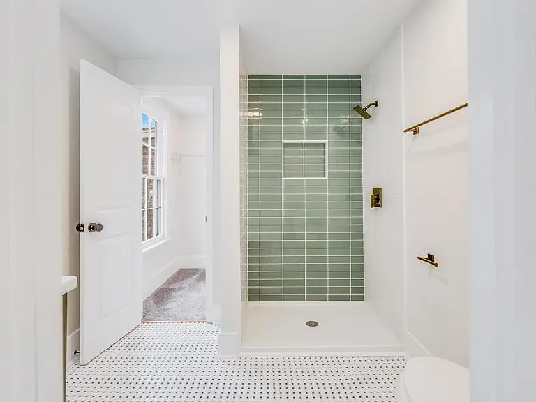1008 E Waldburg St — Photo 10