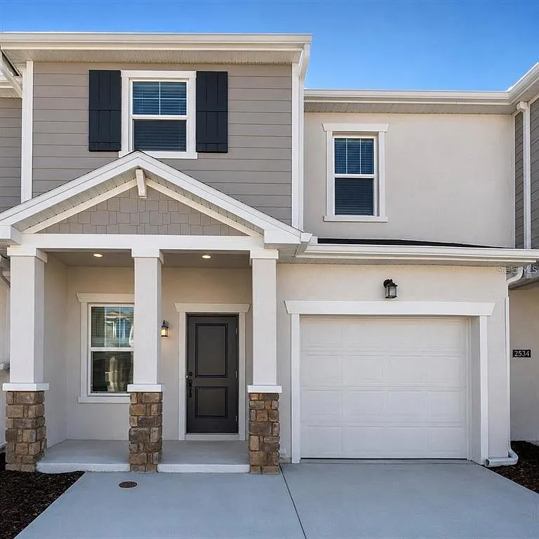 3 bed, 2.5 bath, 1840 sqft, $2,000 — Photo 1