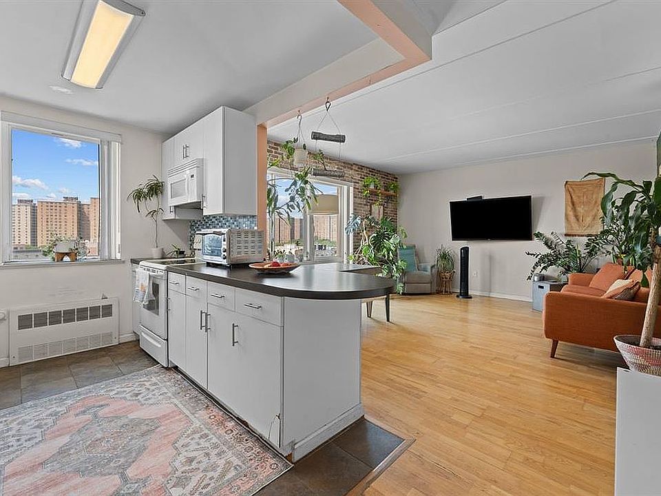 2nd image of 853 Macy Pl APT 8E