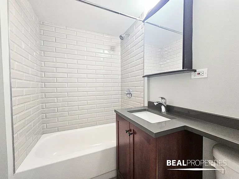 445 W Wellington — Photo 11