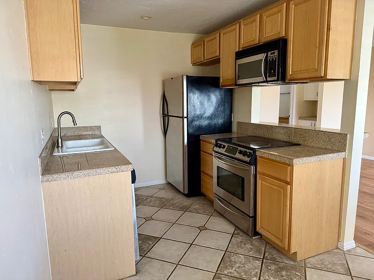1464 Essex St #7 — Photo 6