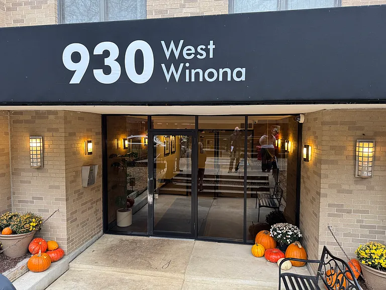 930 W WINONA ST — Photo 1