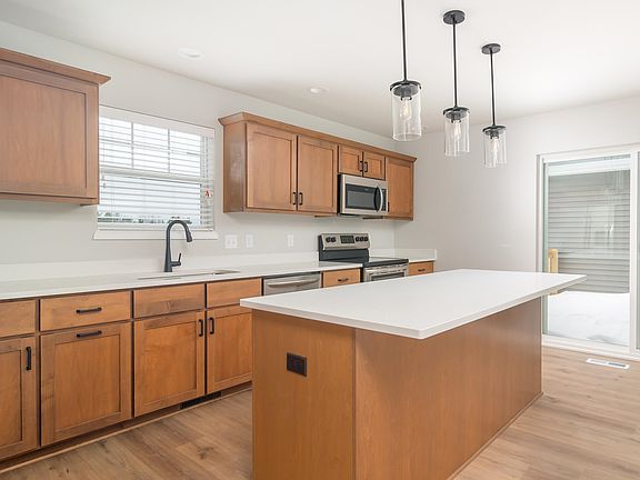 3rd image of 673 Hillcrest Dr