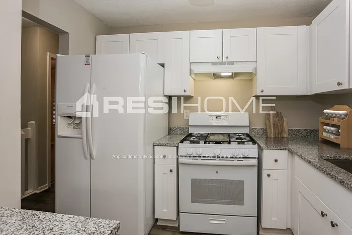 3 bed, 2.0 bath, 1373 sqft, $1,635 — Photo 3