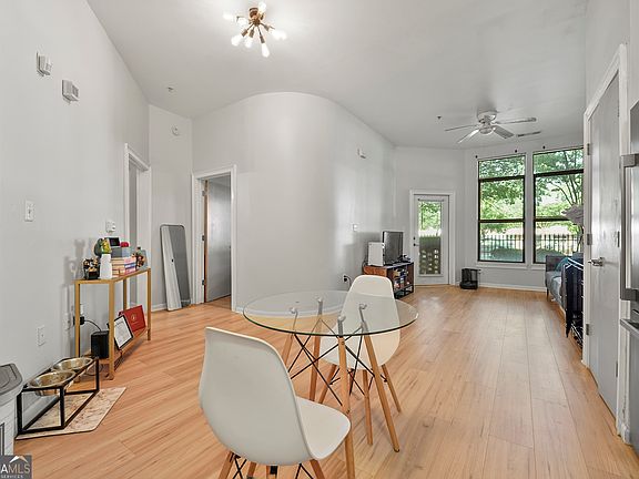 5th image of 898 Oak St #1105