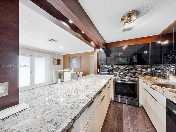 4th image of 5040 Westwood Lake Dr