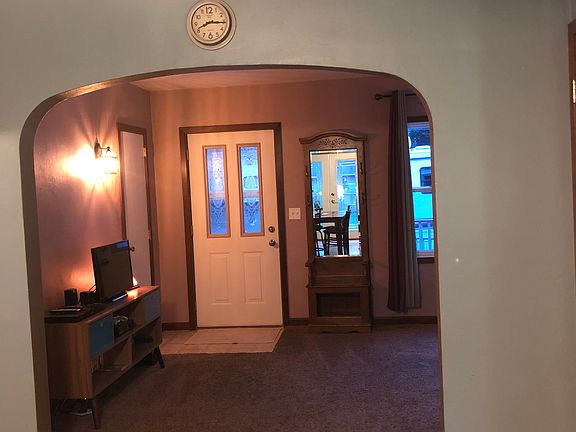 Living room (front door)