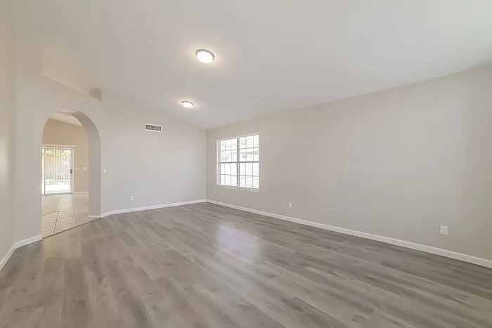 9542 W Potter Dr — Photo 3