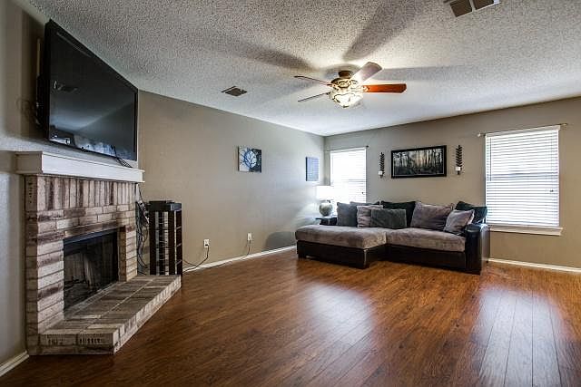 1st image of 2701 Peach Dr