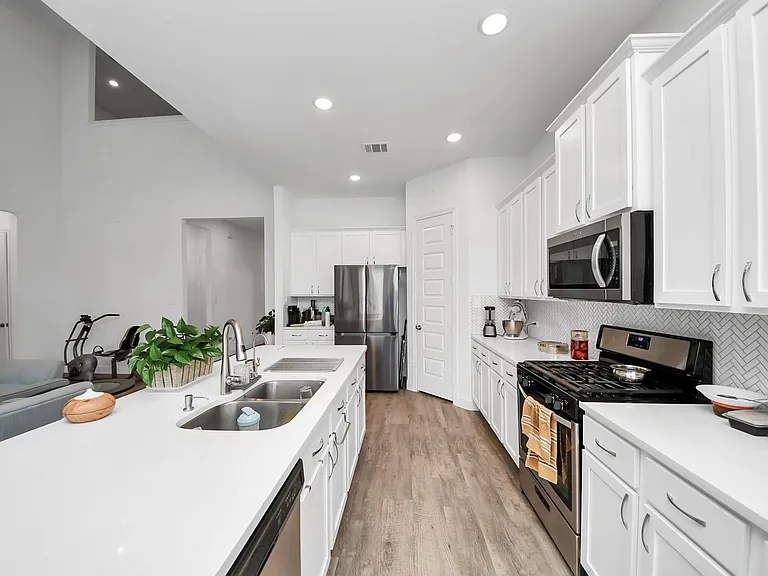606 Round Lake Dr — Photo 12