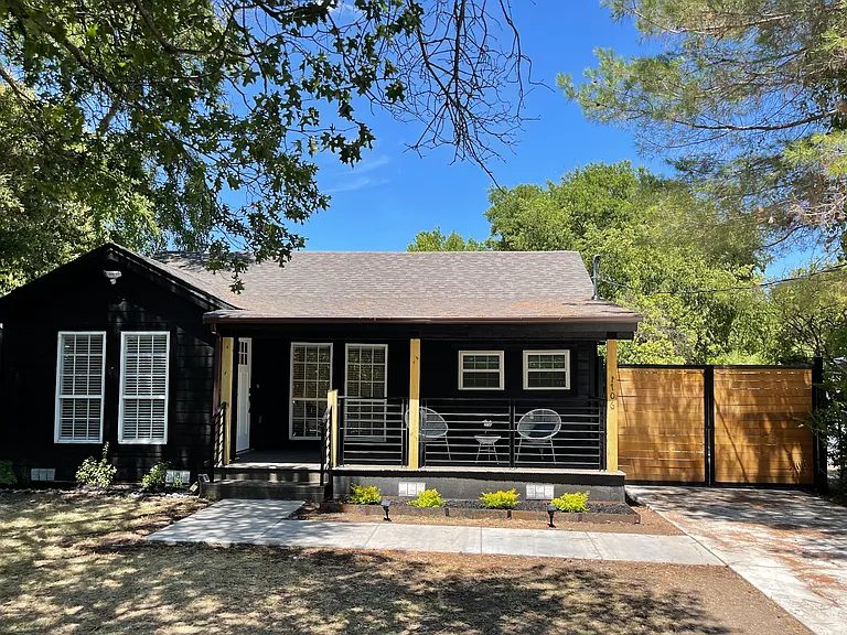 1706 Lakeland Dr — Photo 1