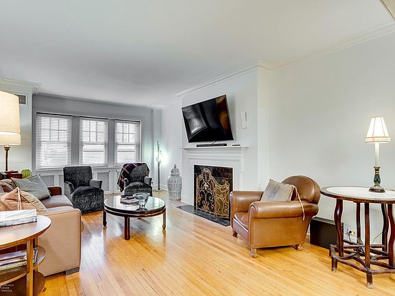 5th image of 202 E Walton Pl APT 4E