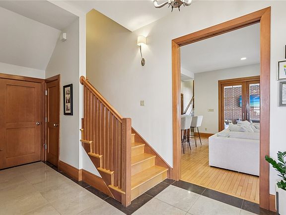 4th image of 1063 Parkview Blvd