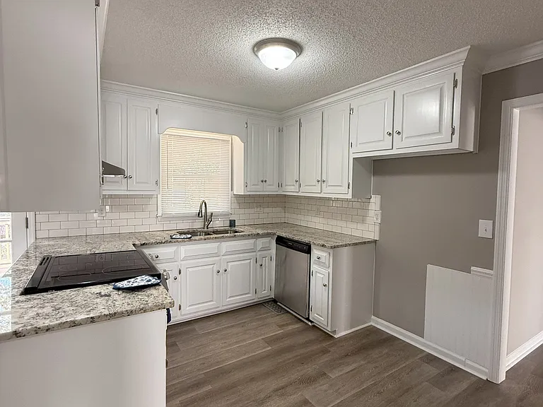1050 Aiken Rd — Photo 3