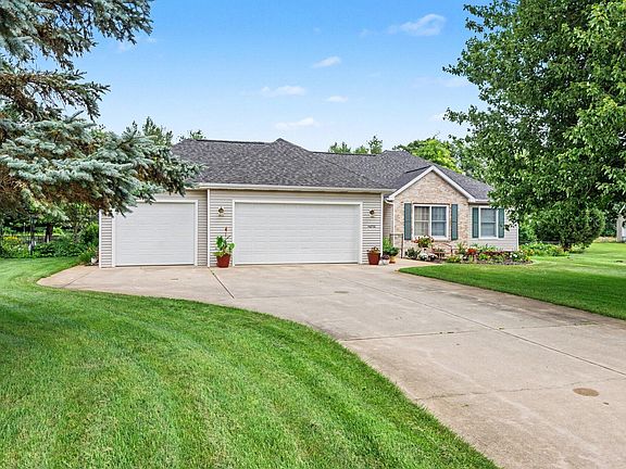 3rd image of 46820 Woodfield Dr