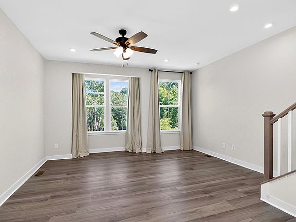 4th image of 948 Broad River Ln