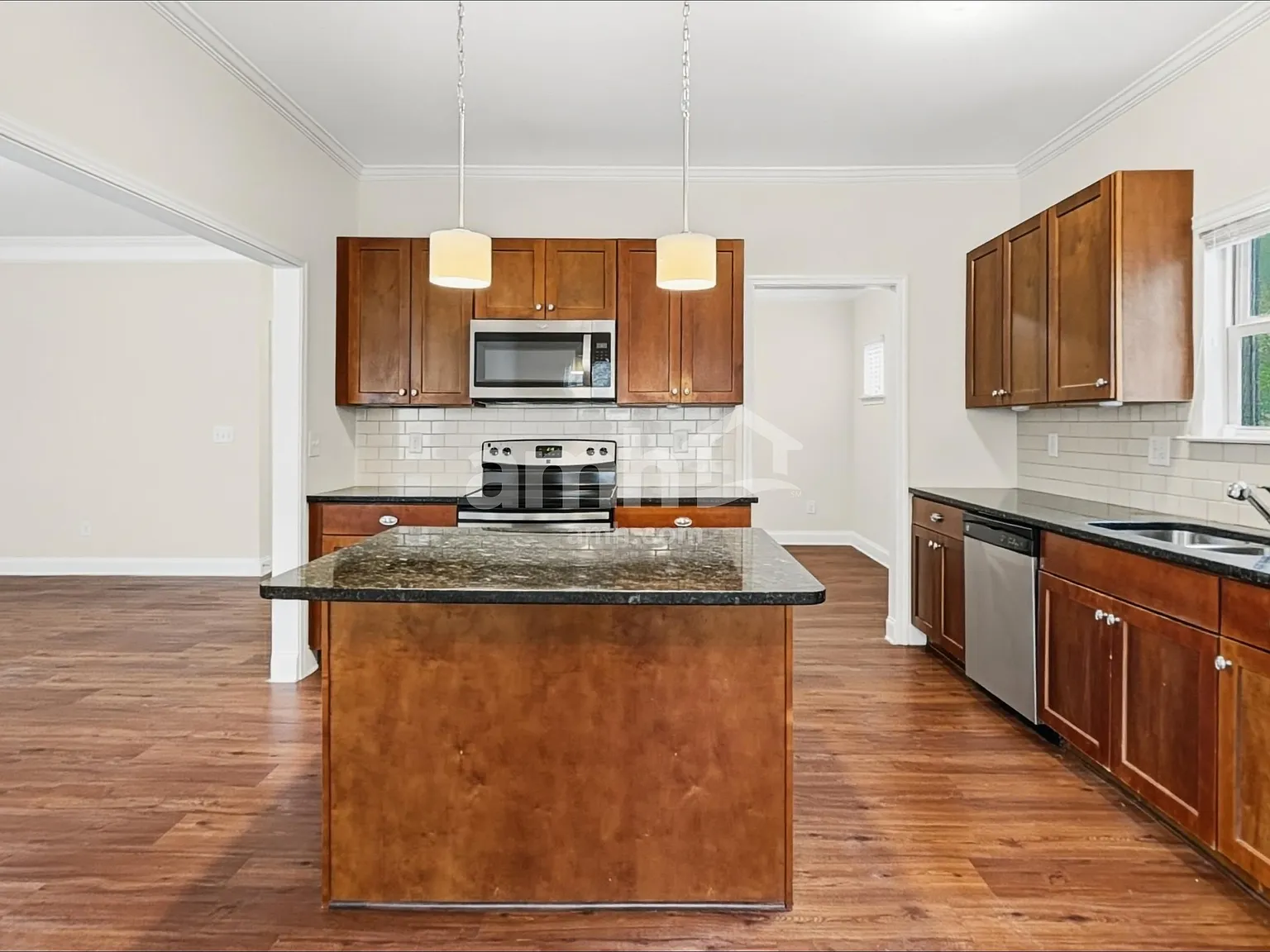 4 bed, 2.0 bath, 2072 sqft, $2,270 — Photo 3