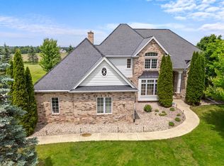 7740 W Rolling Field Dr, Mequon, WI 53097