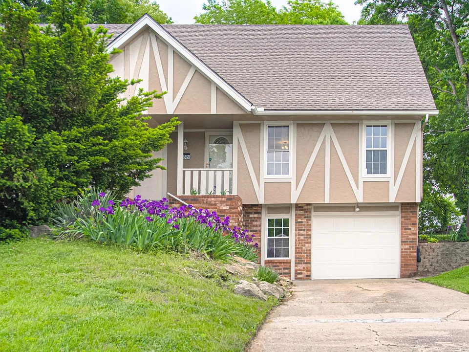 1305 La Chateau Dr