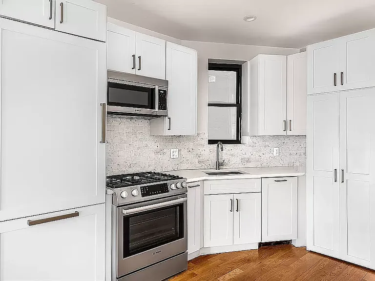 441 1st St #2L — Photo 2