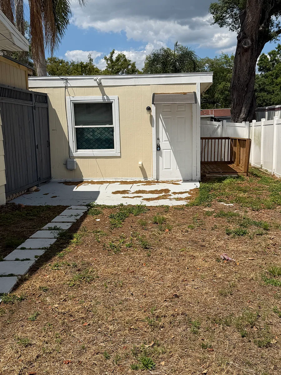 Building Photo - 1810 E Poinsettia Ave #B