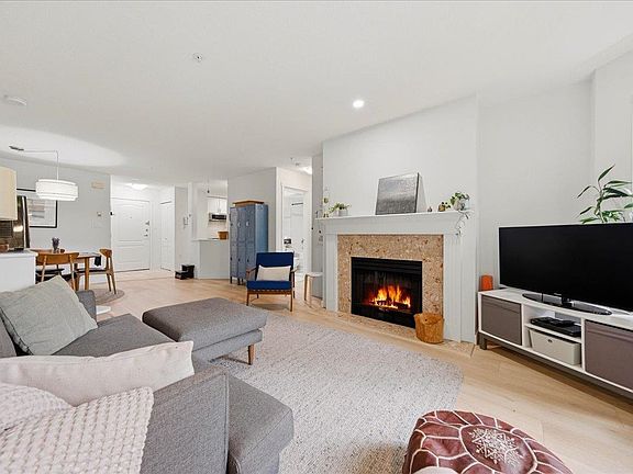 4th image of 2059 Chesterfield Ave #411