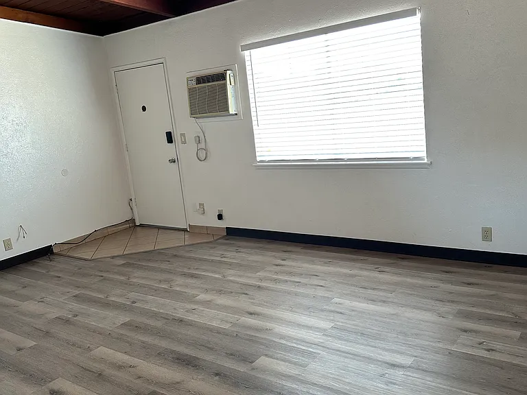 1623 W Caldwell Ave — Photo 2