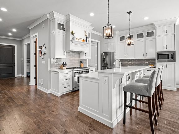 4th image of 7711 W Balmoral Ave