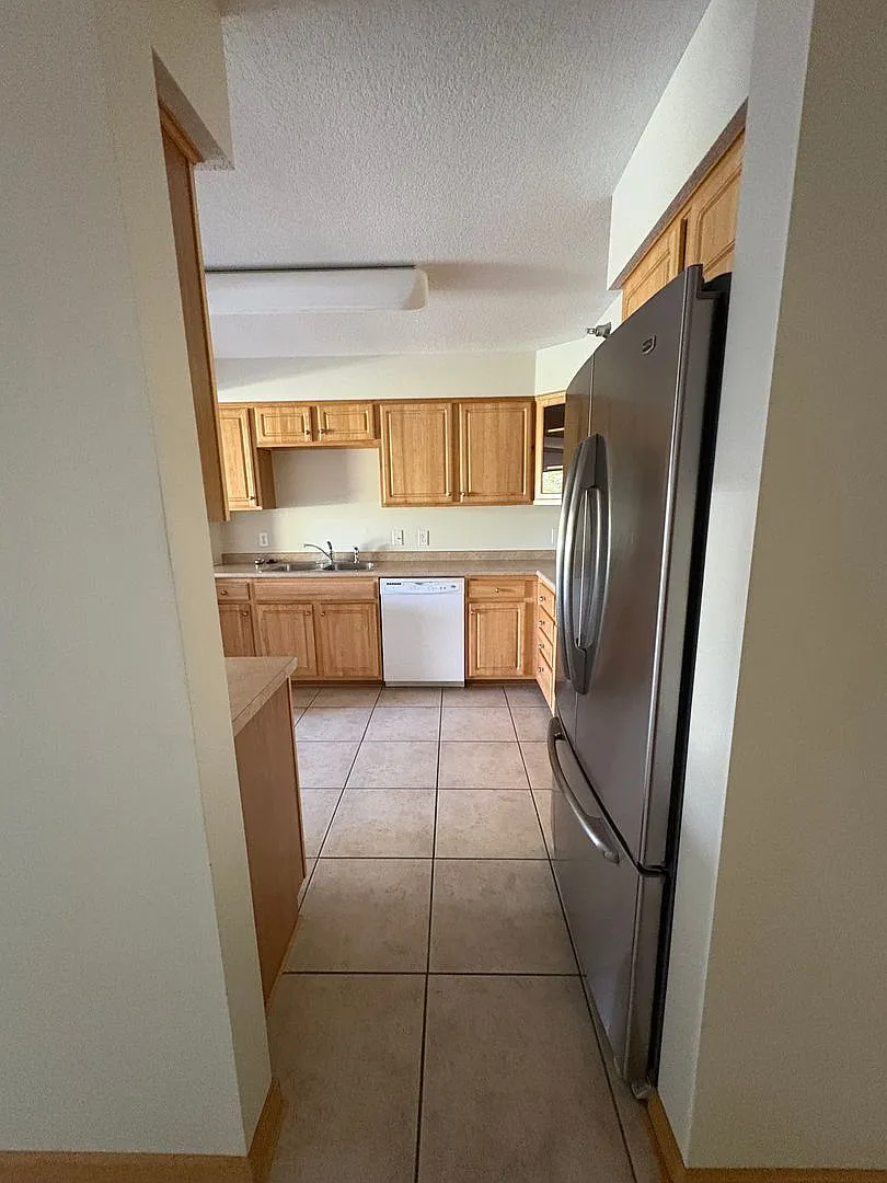Shelly Rose Apartments — Photo 4