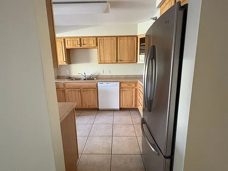 Shelly Rose Apartments — Photo 4