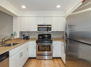 504 Chase Ct, Edgewater, NJ 07020