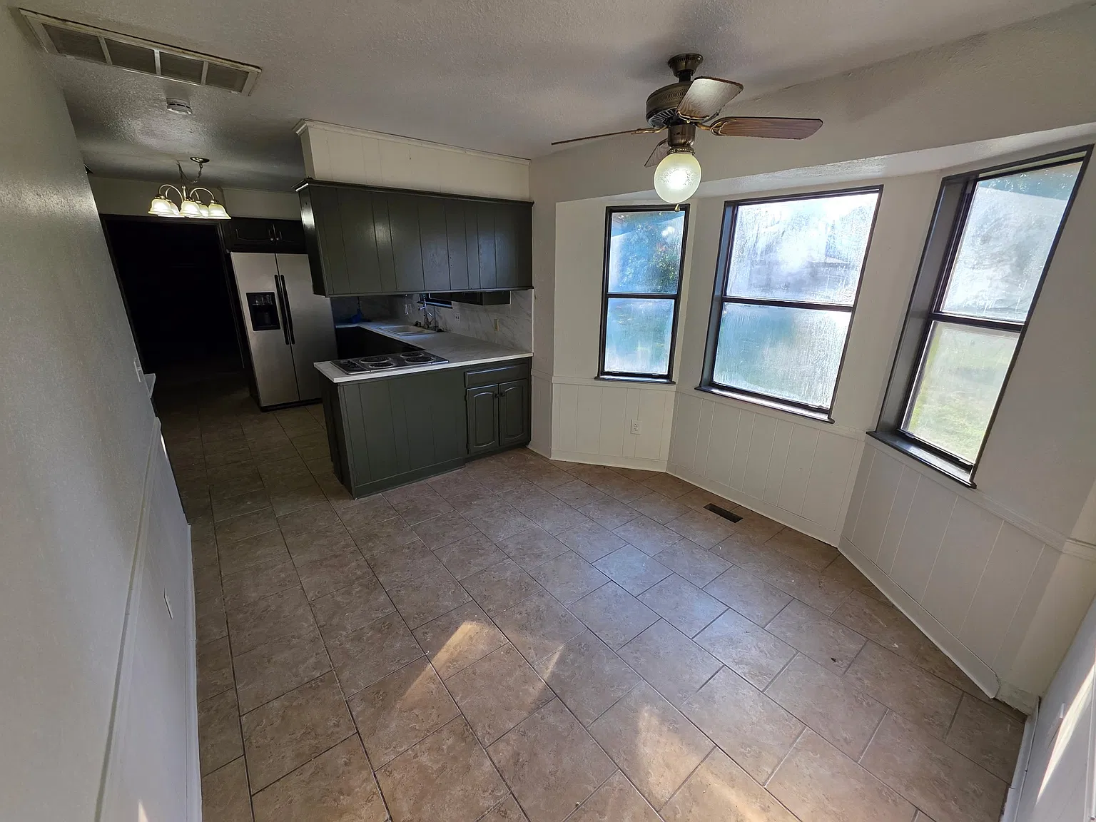 4 bed, 3.5 bath, 2768 sqft, $2,900 — Photo 2
