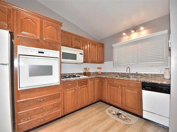 3rd image of 9 San Mateo Dr