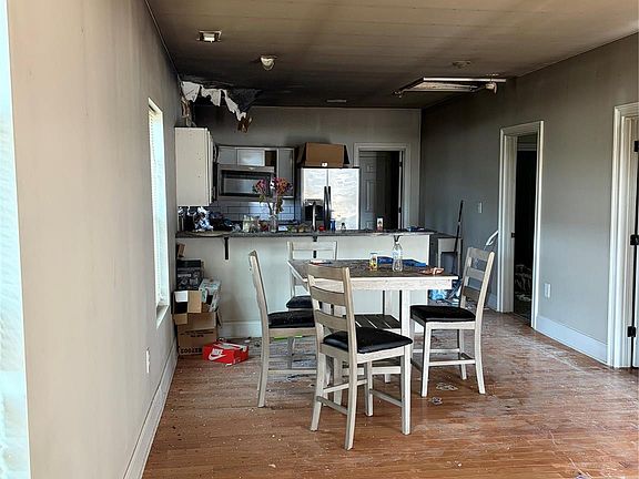 5th image of 132 E Lacy St