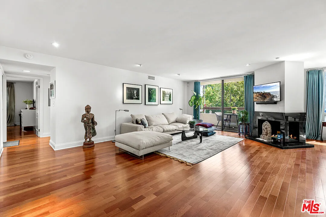 2 bed, 2.0 bath, 1600 sqft, $5,800 — Photo 3