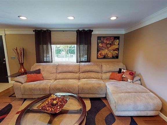 3rd image of 1303 Peppertree Dr