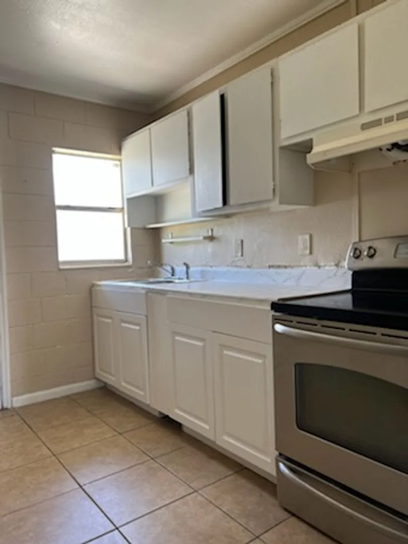 2 Bedroom, 1 Bath Duplex For Rent at 522 Washington Avenue #1 Lake Wales, FL 33853 — Photo 4