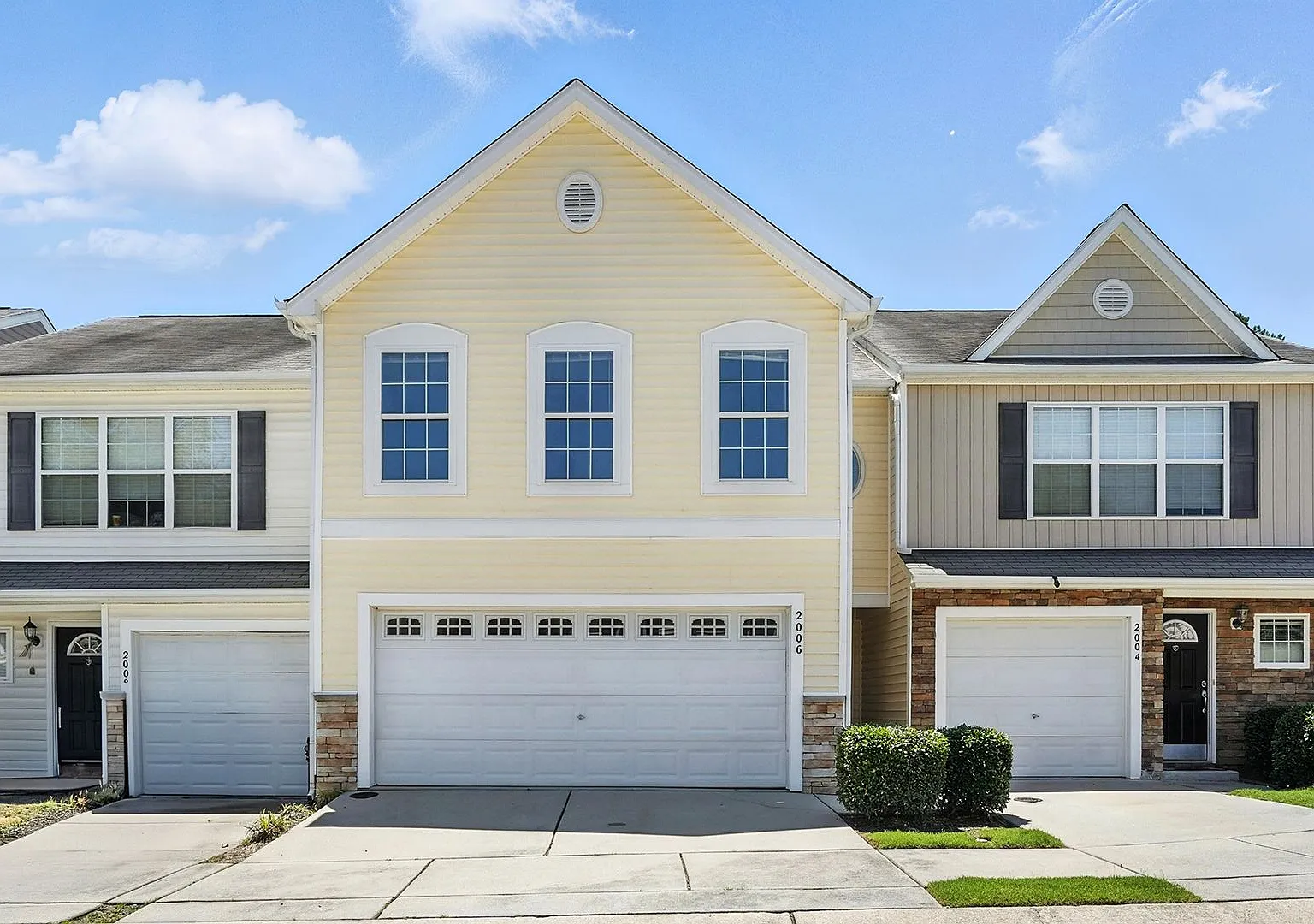 Charming 3-Bedroom Townhome with Fenced Backyard in Raleigh — Photo 1