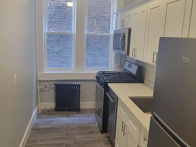284 3rd St #B1 — Photo 2