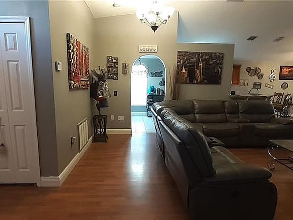 3rd image of 130 Monterey Oaks Dr