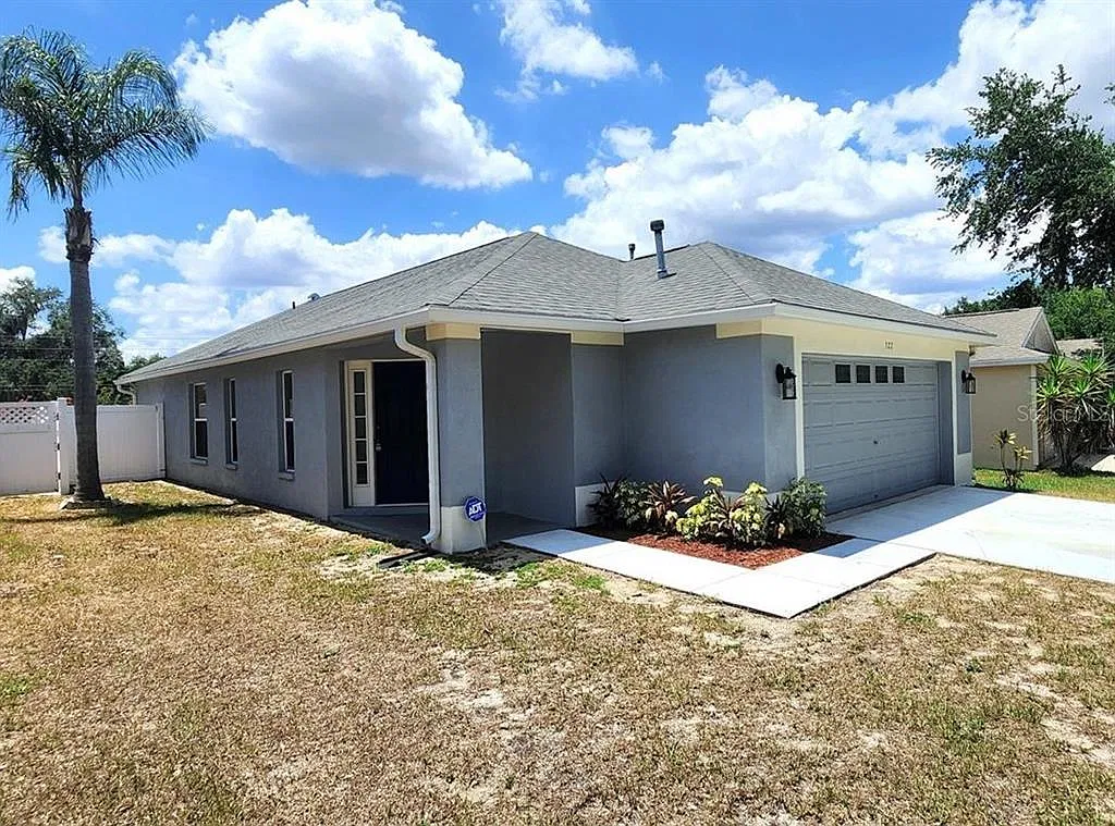 3 bed, 2.0 bath, 1269 sqft, $2,100 — Photo 1