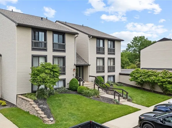 6290 Greenwood Pkwy APT 402, Sagamore Hills, OH 44067